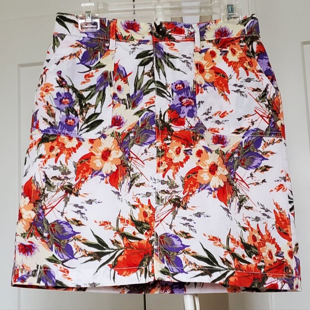 Gloria Vanderbilt Floral Denim Skorts. Size 8